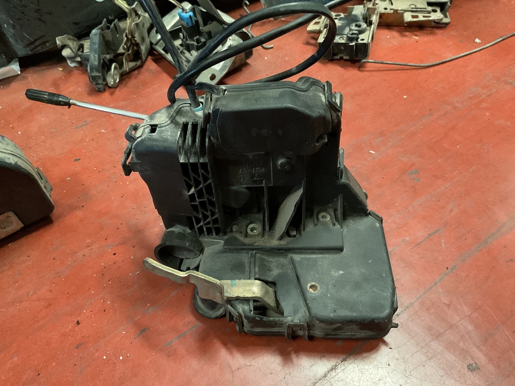 Cerradura delantera derecha mercedes W203 ‘02