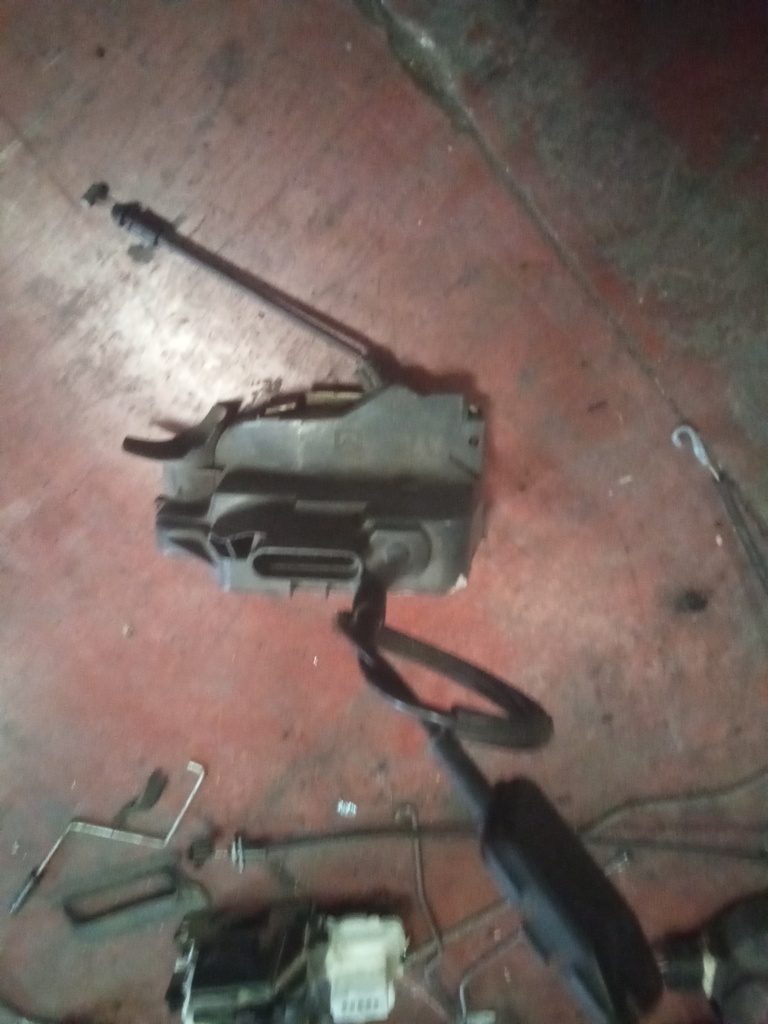 Cerradura delantera izquierda Renault laguna '03