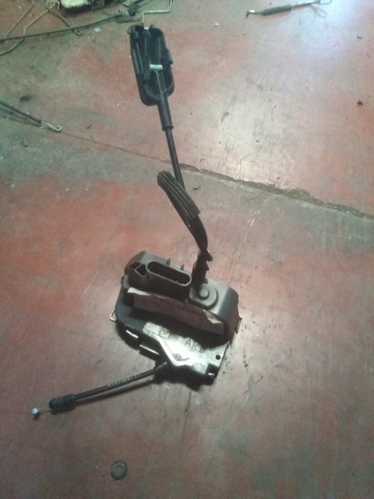 Cerradura trasera derecha Renault laguna '03