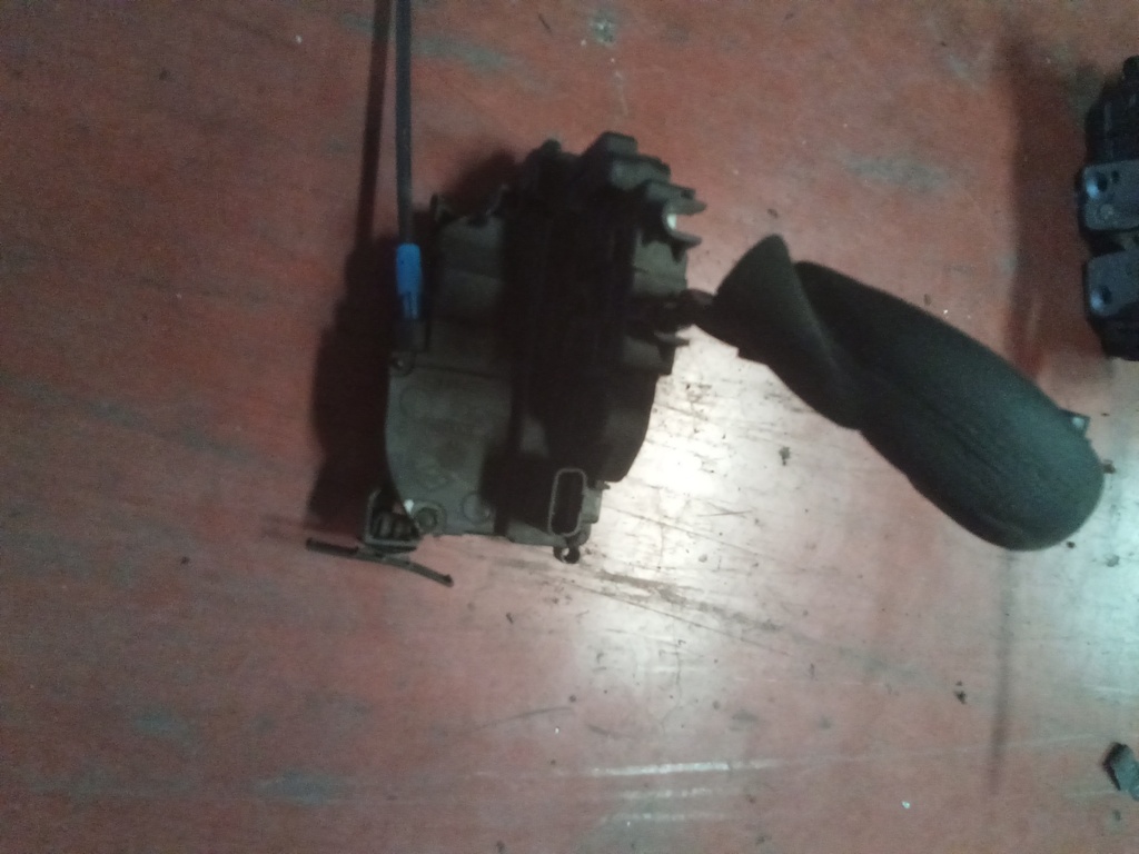 Cerradura trasera derecha Renault laguna '08