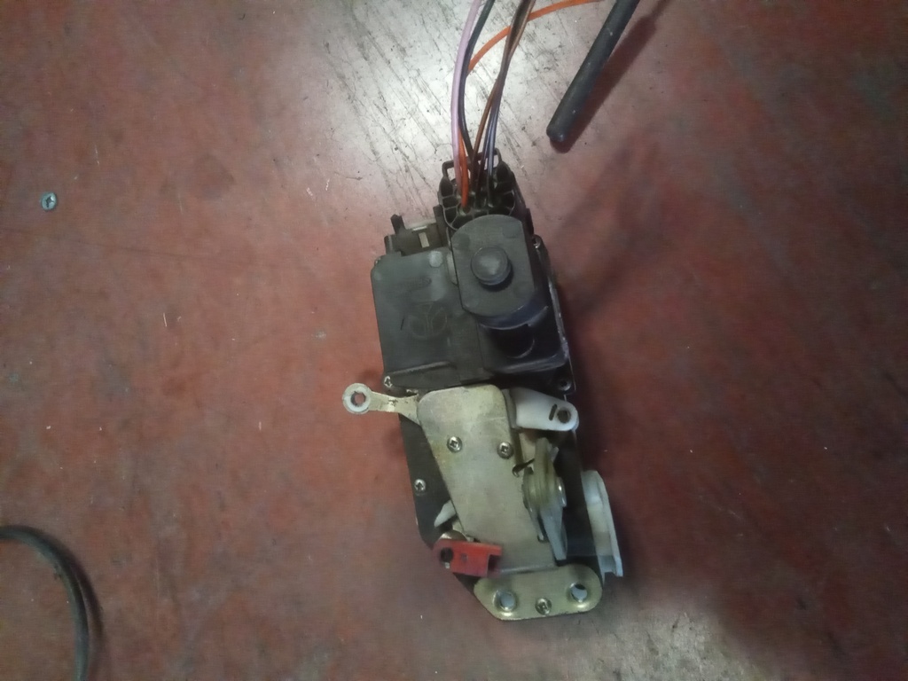 Cerradura delantera izquierda Rover 200 '95