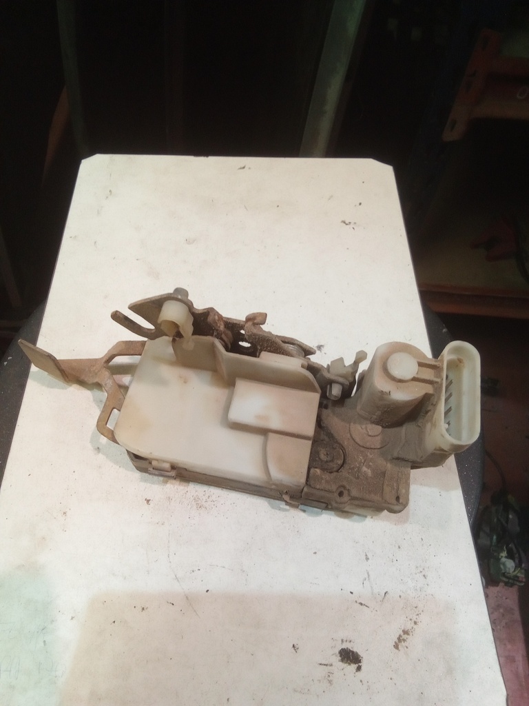 Cerradura delantera derecha Renault trafic '92