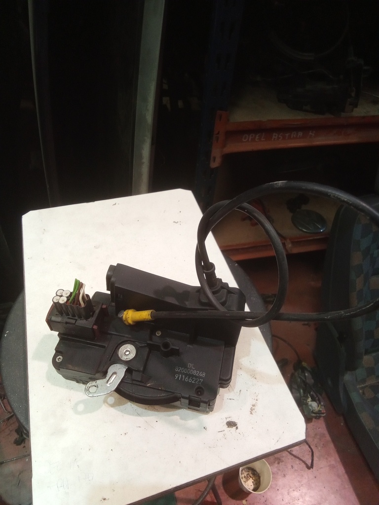 Cerradura delantera derecha Renault trafic '06