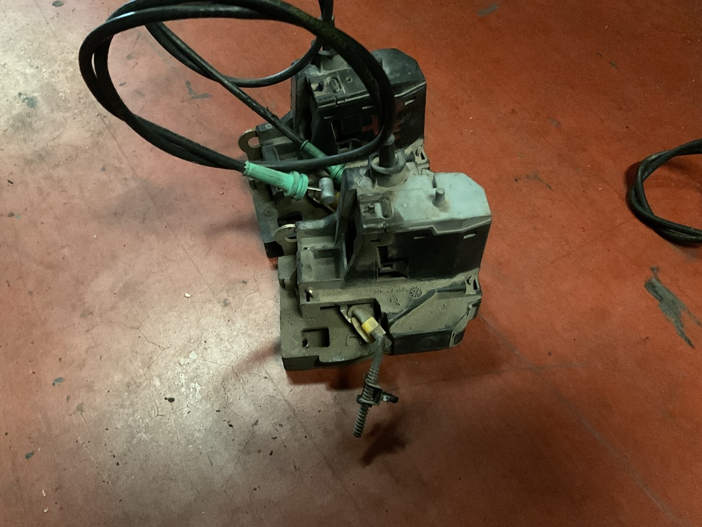 Cerradura trasera izquierda renault megane I ’00