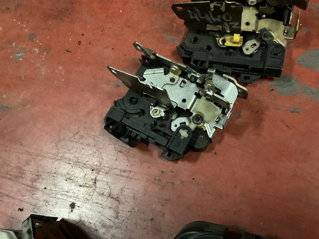 Cerradura trasera derecha renault clio II ‘04