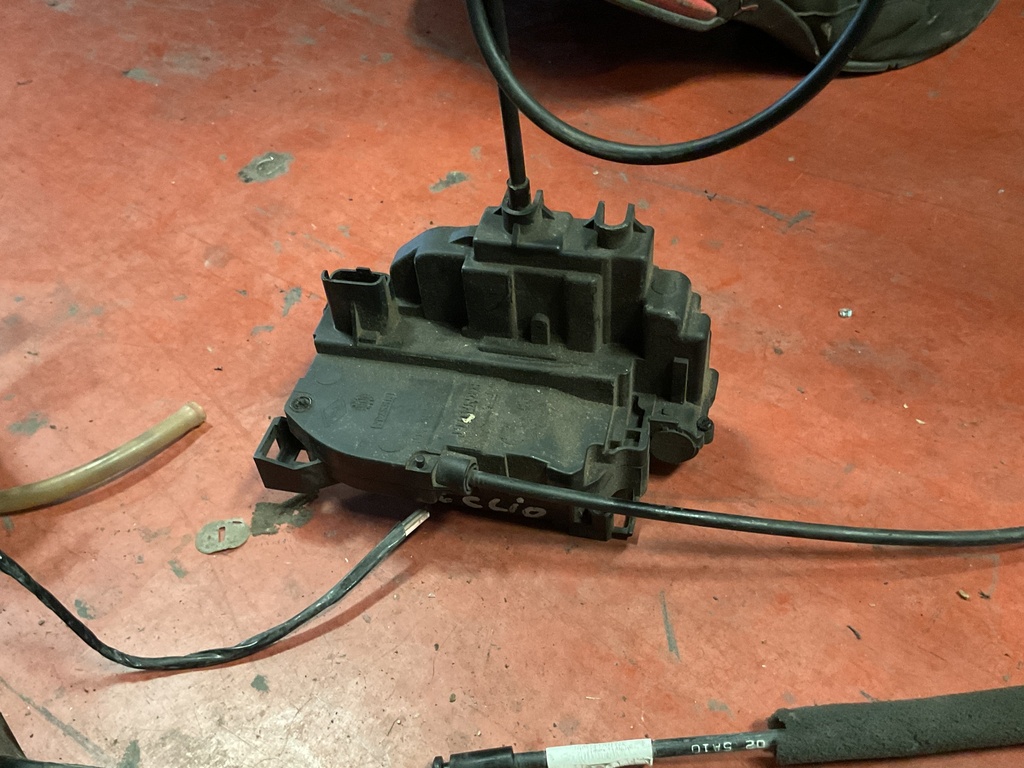 Cerradura trasera izquierda renault clio III ‘08