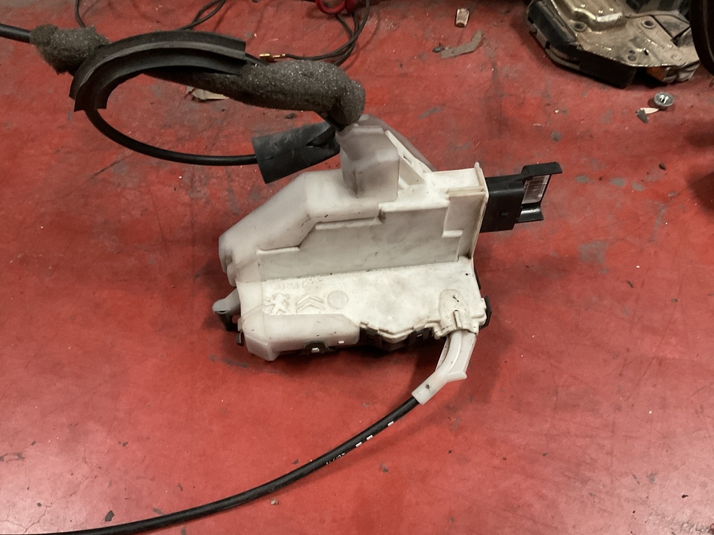 Cerradura delantera derecha citroen C5 ‘10