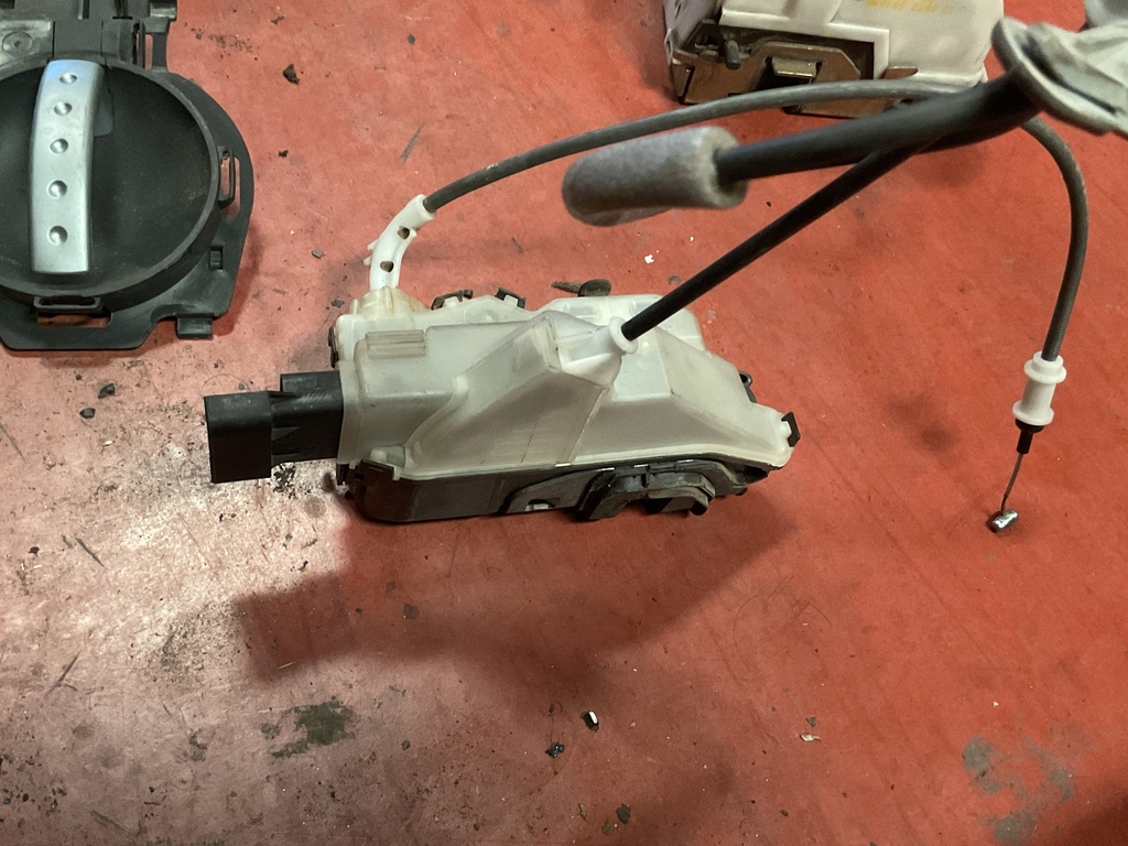 Cerradura delantera derecha citroen C3 ‘17