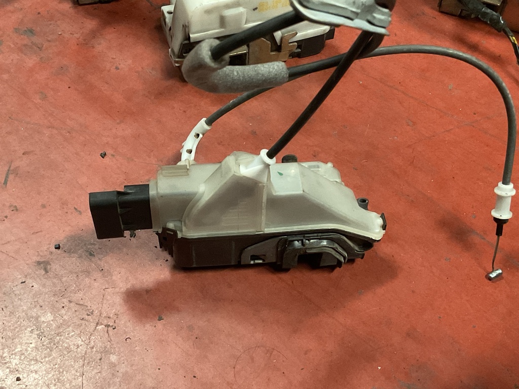 Cerradura delantera derecha citroen C3 ‘10