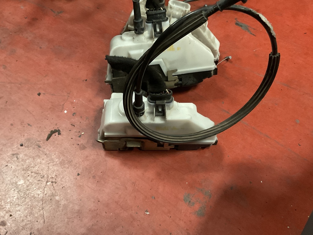 Cerradura delantera derecha citroen C3 ‘03