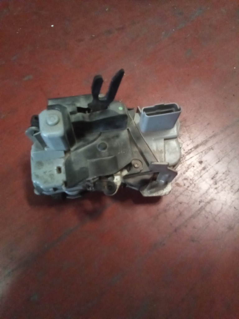 Cerradura delantera derecha citroen xsara '98