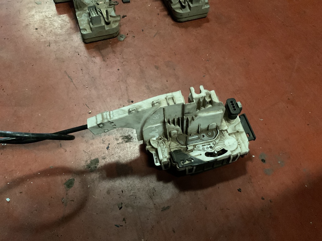 Cerradura delantera izquierda mercedes sprinter ‘09