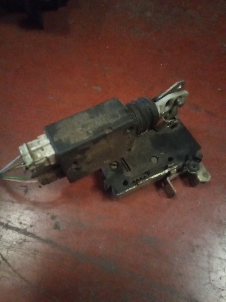 Cerradura delantera izquierda citroen saxo '99