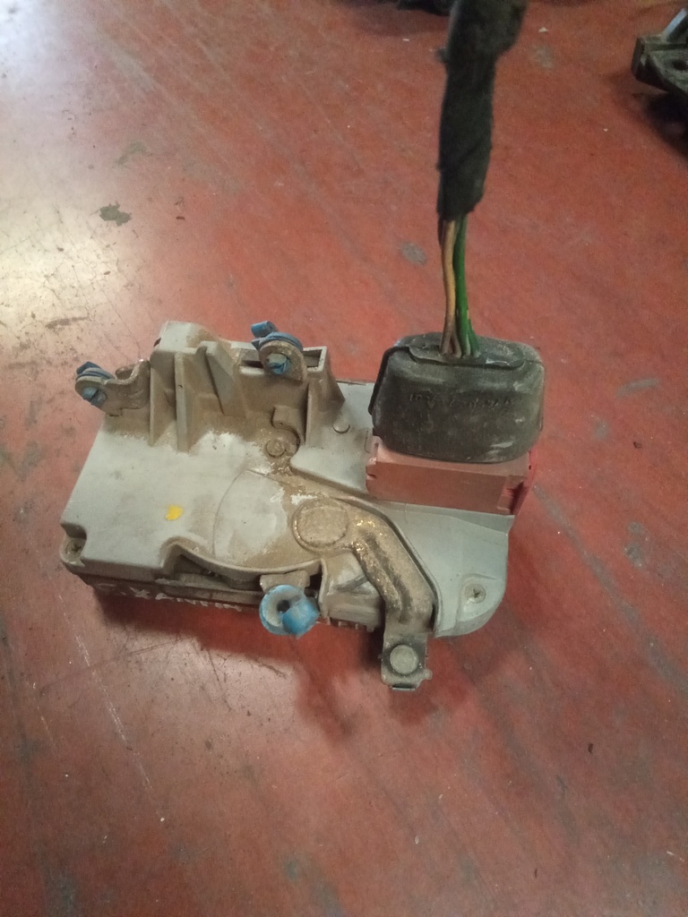 Cerradura delantera izquierda citroen xantia '96