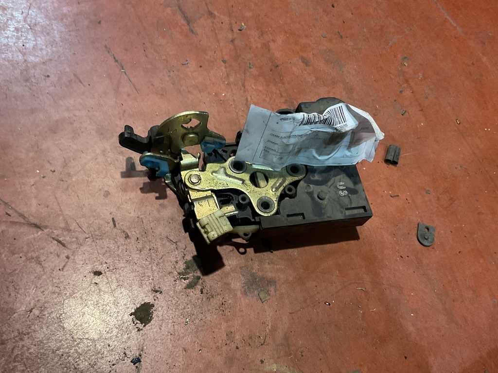 Cerradura trasera izquierda daewoo tacuma ‘04