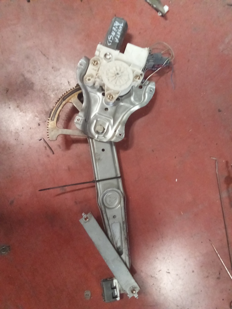 Elevalunas delantero izquierdo Toyota Avensis '05