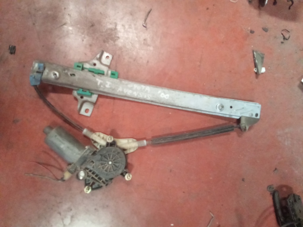 Elevalunas trasero izquierdo Toyota avensis '00