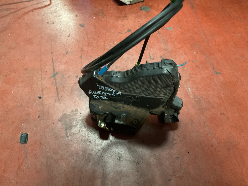 Cerradura delantera izquierda toyota avensis ‘06