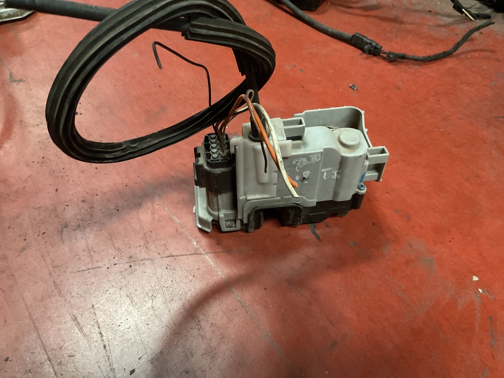 Cerradura trasera derecha fiat bravo ‘08