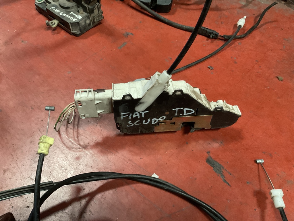 Cerradura trasera derecha fiat scudo ‘06