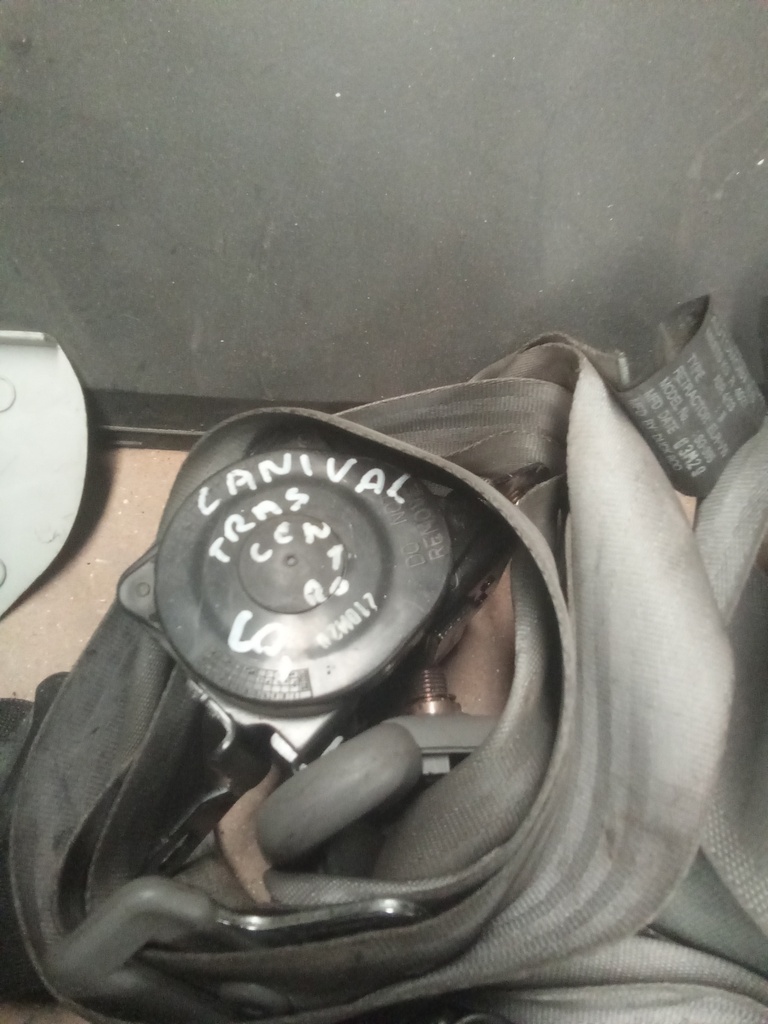 Cinturon trasero central kia carnival '03