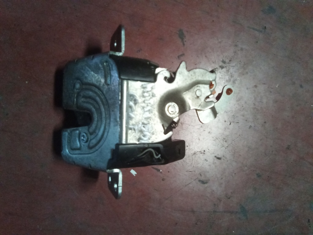 Cerradura maletero Mitsubishi colt '05