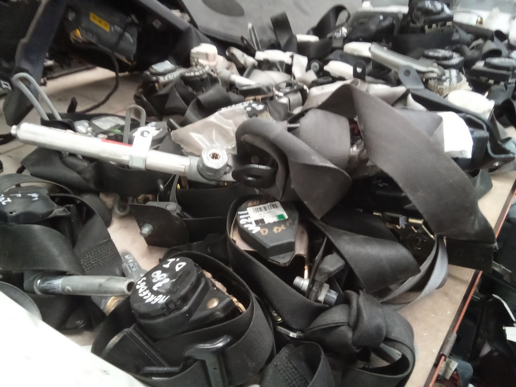 Cinturon delantero derecho volvo v40 '00