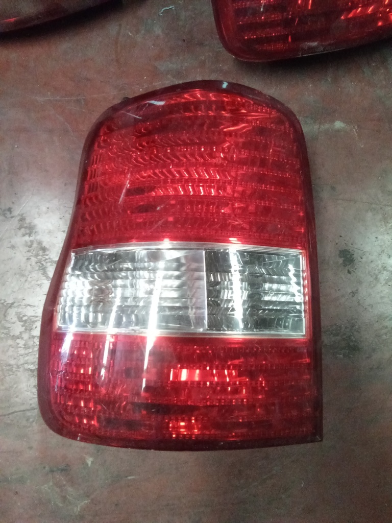 Piloto izquierdo Kia Carnival '01 (defectuoso)