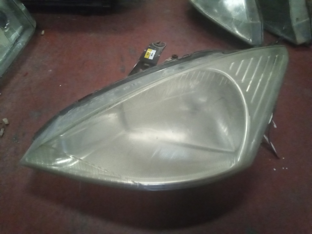 Faro izquierdo Ford Focus '00
