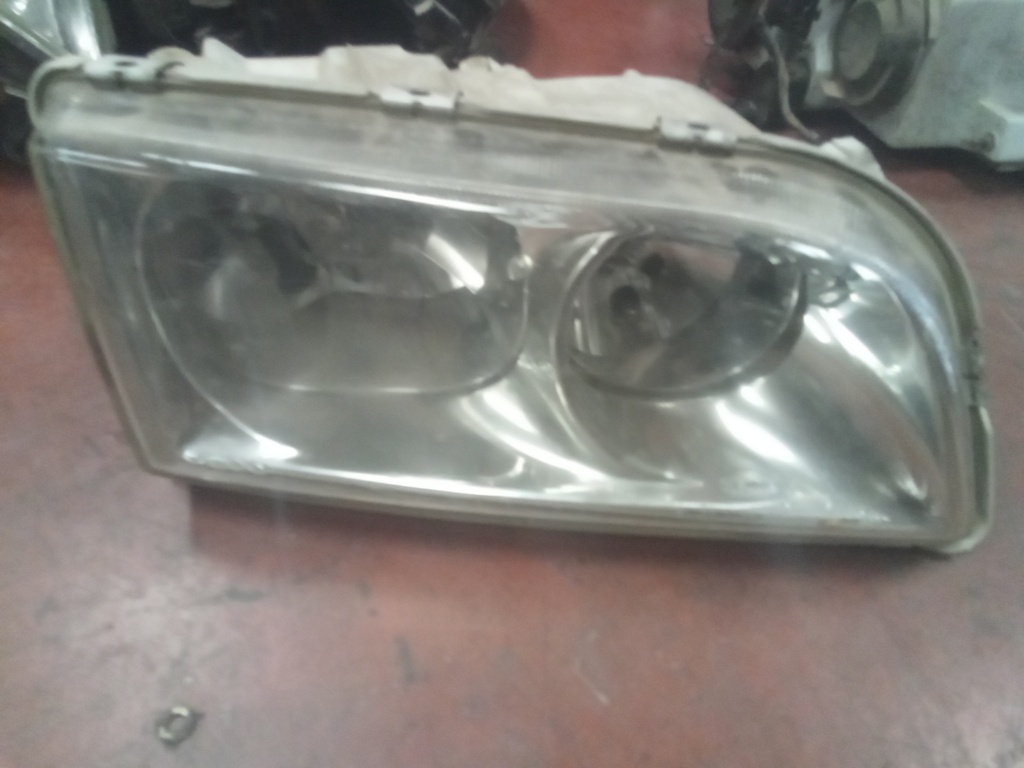Faro derecho Volvo v40 '01
