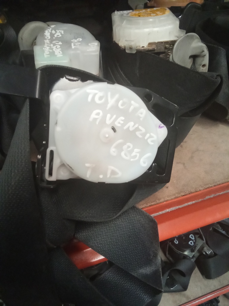 Cinturon trasero derecho toyota avensis '03