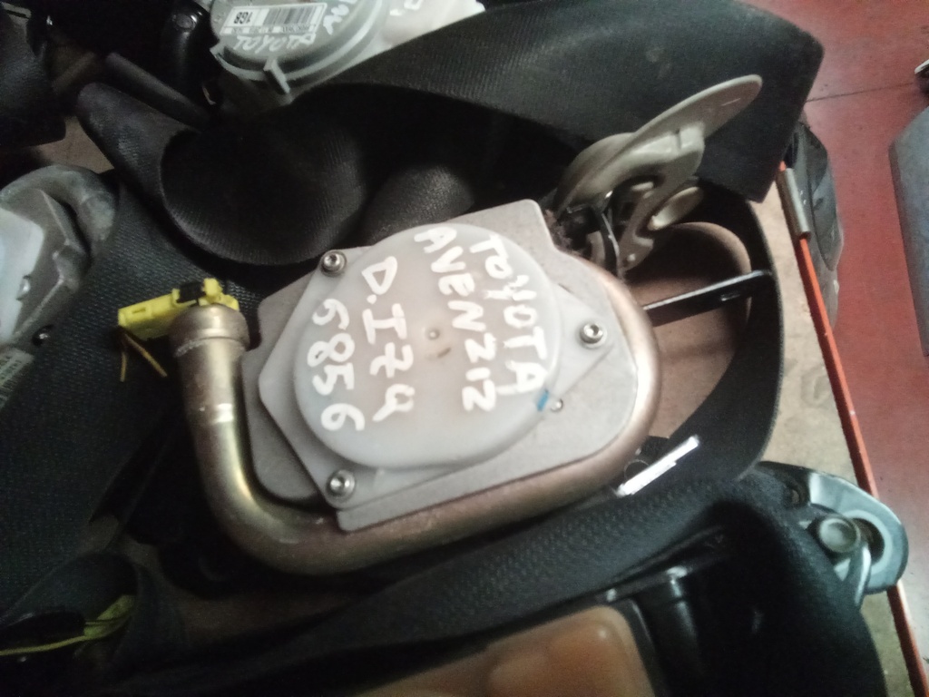 Cinturon delantero izquierdo toyota avensis '03