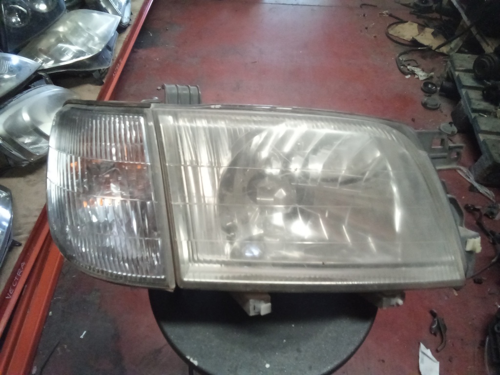 Faro derecho Subaru forester '00