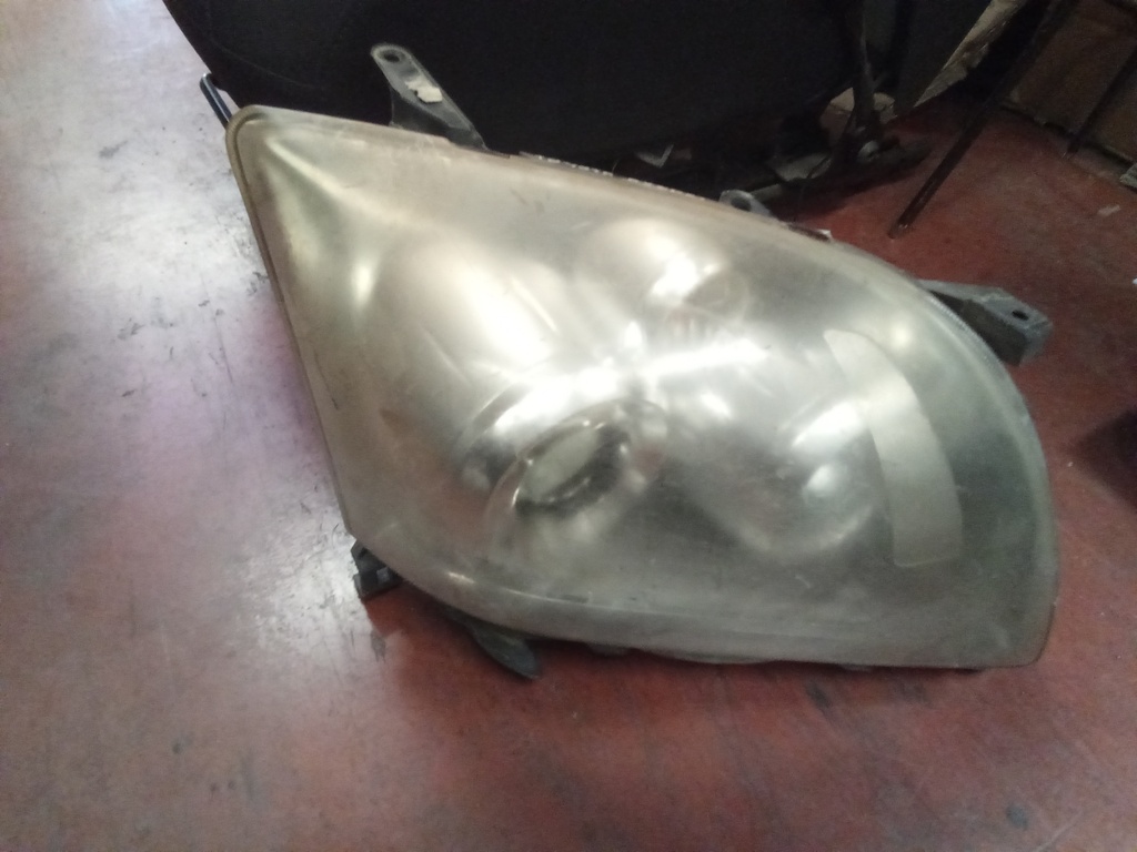 Faro derecho Toyota avensis '07