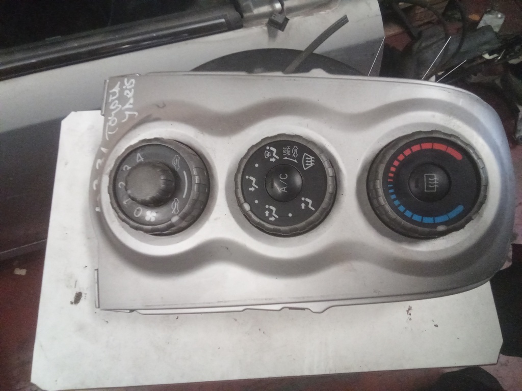 Mando aire acondicionado Toyota Yaris '04