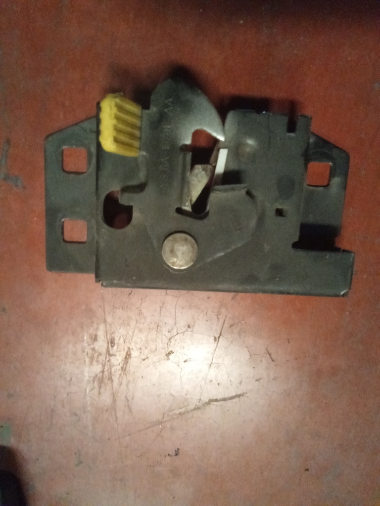 Cerradura capo Ford fiesta '00