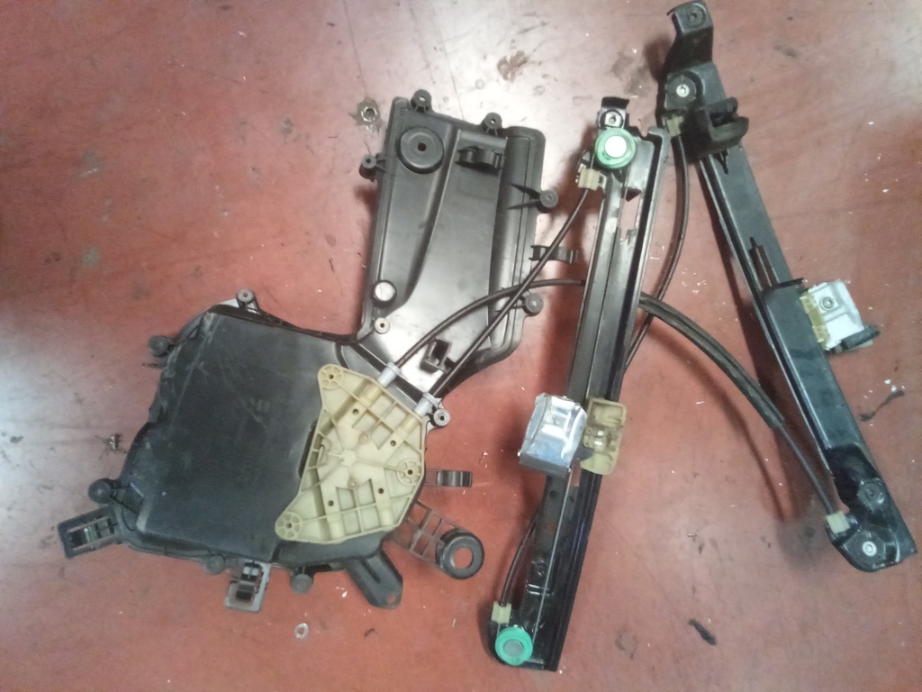 Elevalunas delantero izquierdo seat león '06