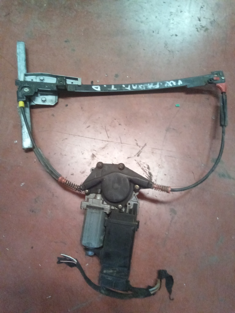 Elevalunas trasero derecho Volkswagen Passat '89