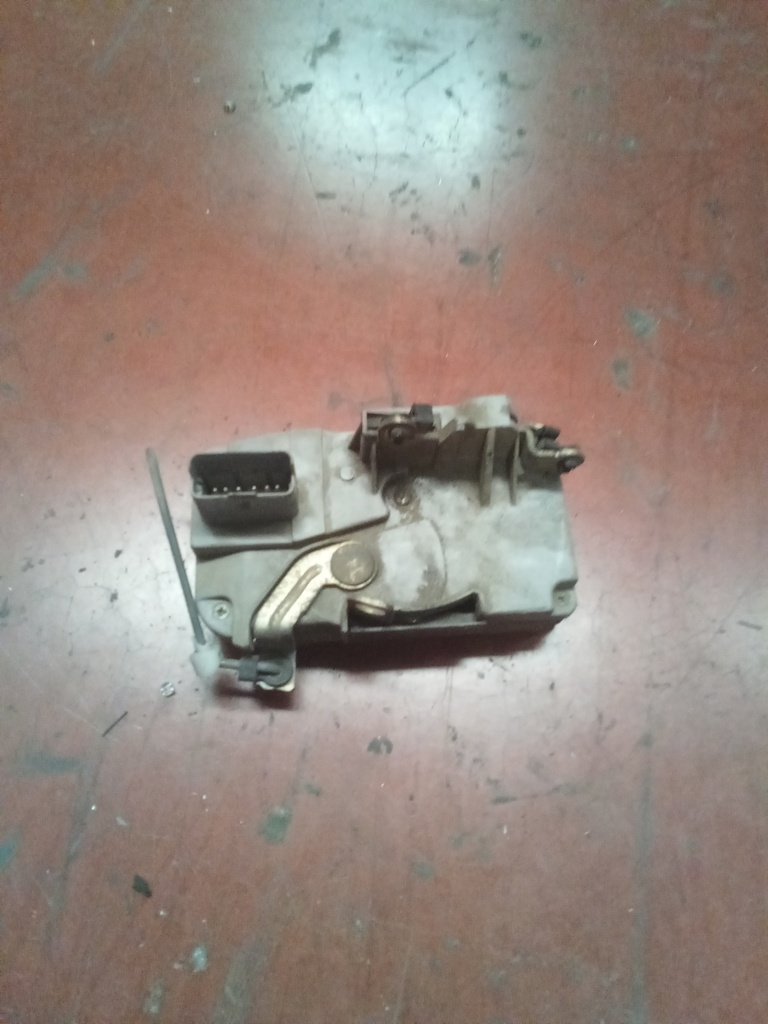 Cerradura delantera derecha 3p Peugeot 206 '01