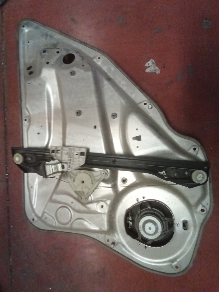 Elevalunas trasero izquierdo Mercedes clase c w204 '08