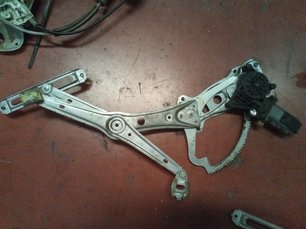 Elevalunas delantero derecho Mercedes clase e w210 '02