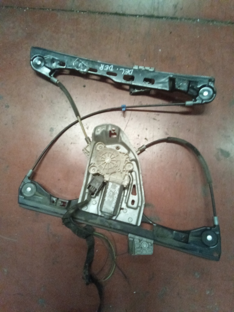 Elevalunas delantero derecho Mercedes clase c w203 '03