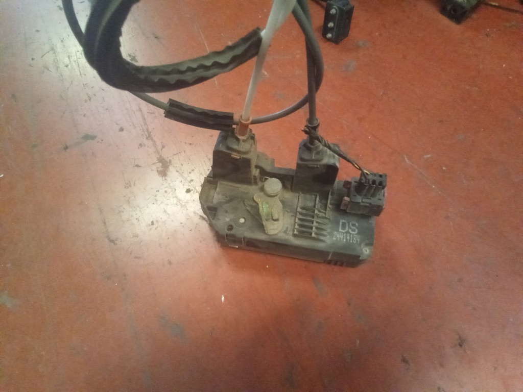 Cerradura trasera izquierda Opel Zafira a '01