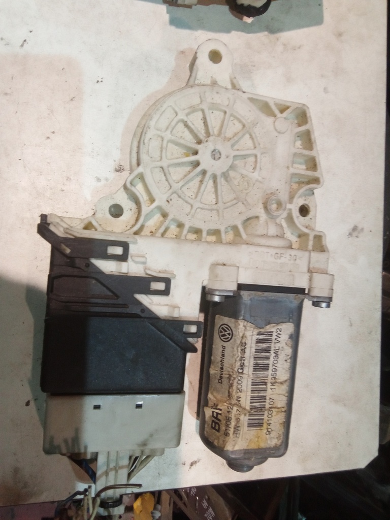 Motor elevalunas trasero derecho Volkswagen golf '08