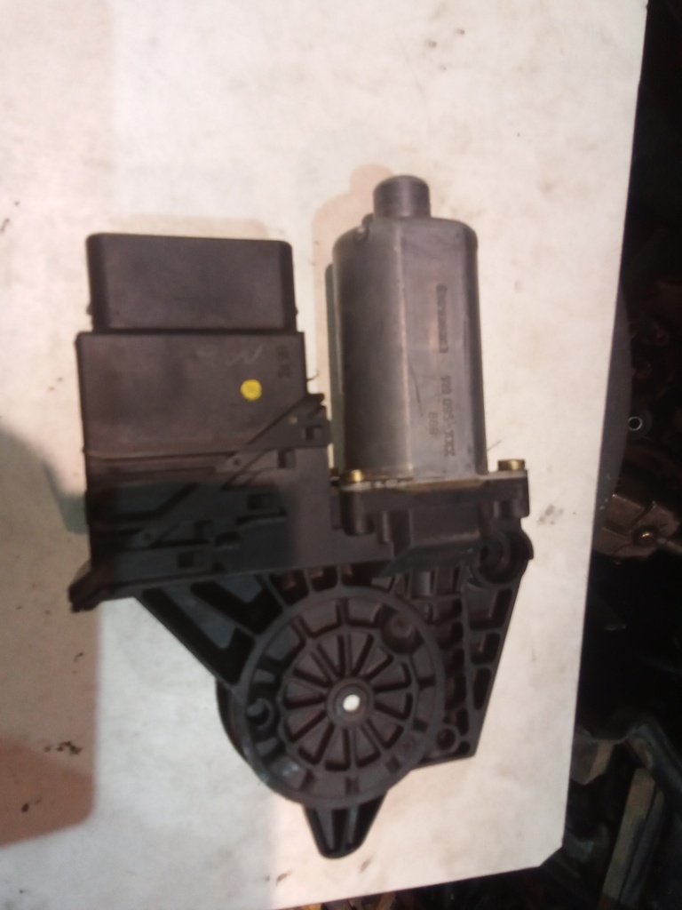 Motor elevalunas trasero izquierdo Volkswagen Passat '00