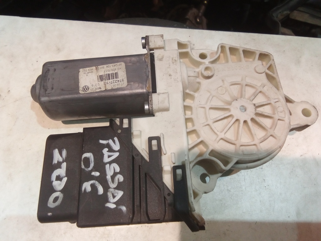 Motor elevalunas trasero izquierdo Volkswagen Passat '08