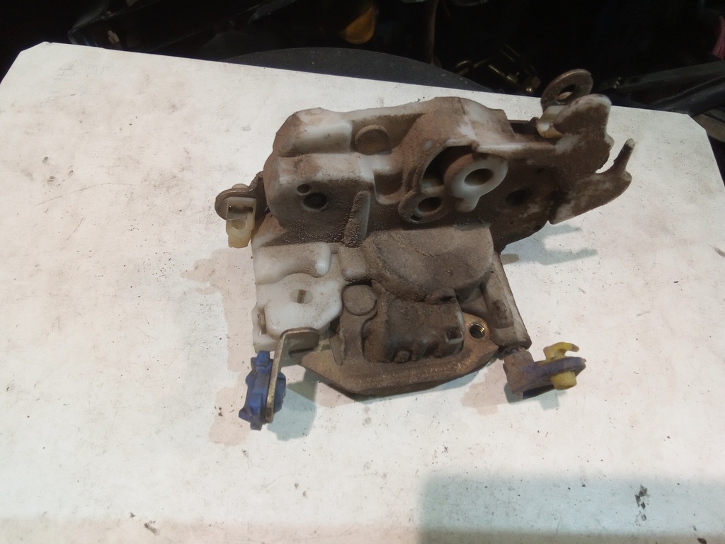 Cerradura delantera derecha Suzuki Ignis '92