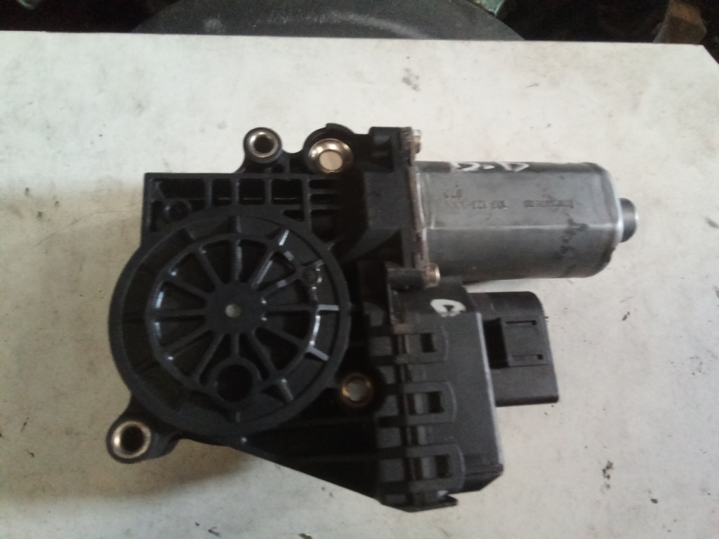 Motor elevalunas delantero derecho audi a6 '01