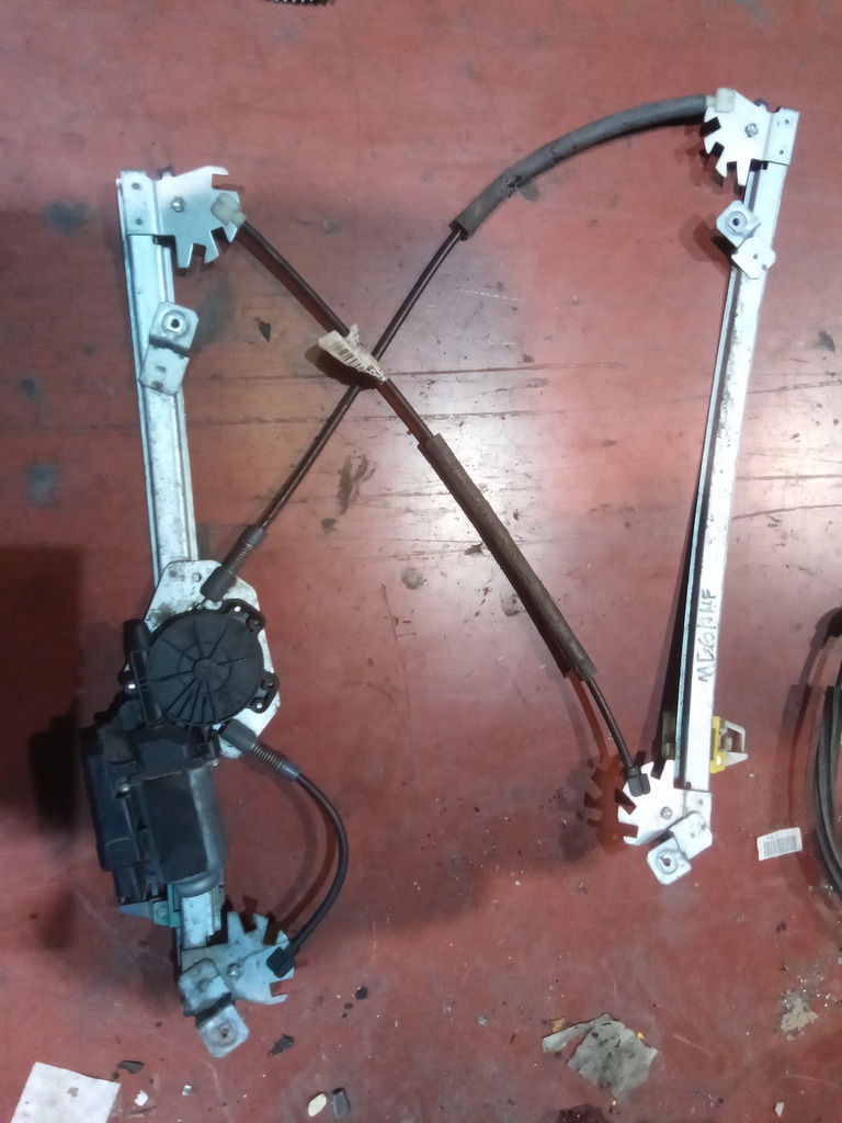 Elevalunas delantero derecho Renault megane '06