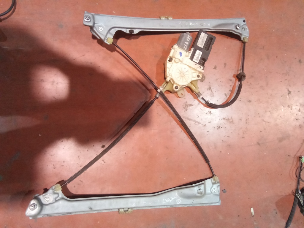 Elevalunas delantero izquierdo Renault laguna III '08